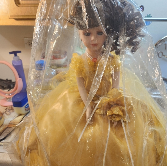 Beautiful wedding collectible doll with gold dress - Picture 2 of 3